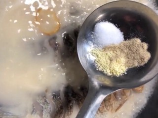 鲫鱼菌菇汤,放入盐，鸡精，胡椒粉调味出锅