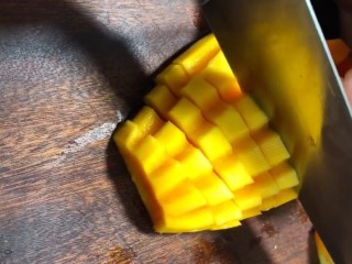 金瓜玉米,斜刀切成片
