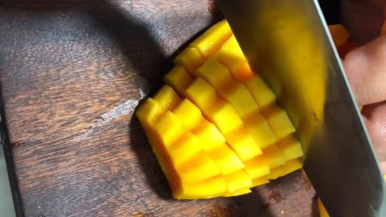 金瓜玉米,斜刀切成片