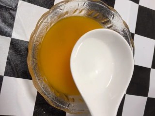 金瓜玉米,碗中放入两勺橙汁，一勺蜂蜜，一勺白糖，适量的白醋搅拌均匀