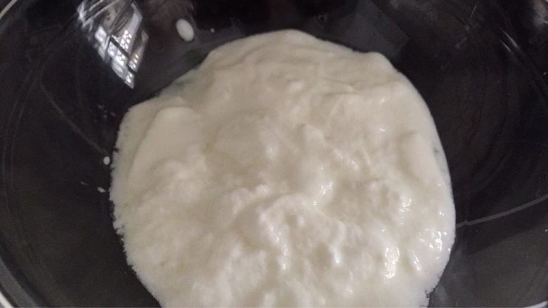 自制健康营养的酸奶,做法：酸奶在室温中放置2-3小时，使酸奶中的乳酸菌恢复活性；