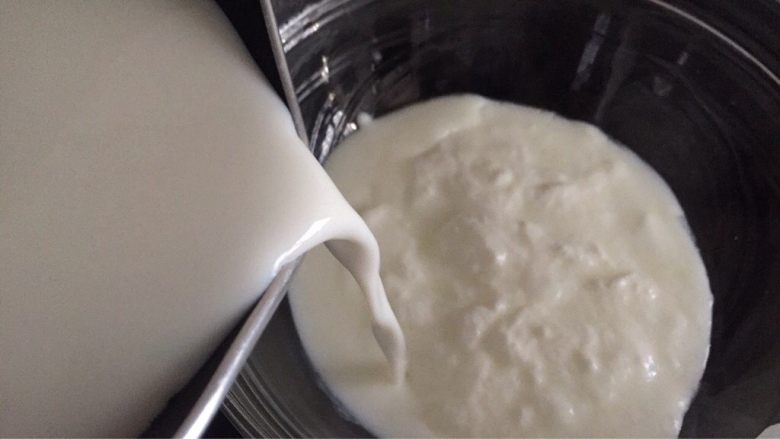 自制健康营养的酸奶,再把牛奶倒入装酸奶的容器内，搅拌均匀；