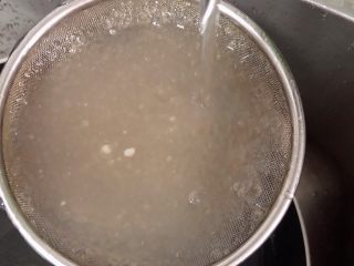 杨梅奶昔西米露,煮好的西米在锅中焖5-10分钟。用凉水冲洗粘稠的汁液。