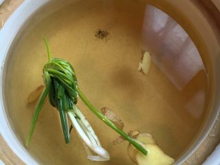 乌鸡汤,准备瓷锅，放入香葱  生姜片  料酒2勺  加水一锅