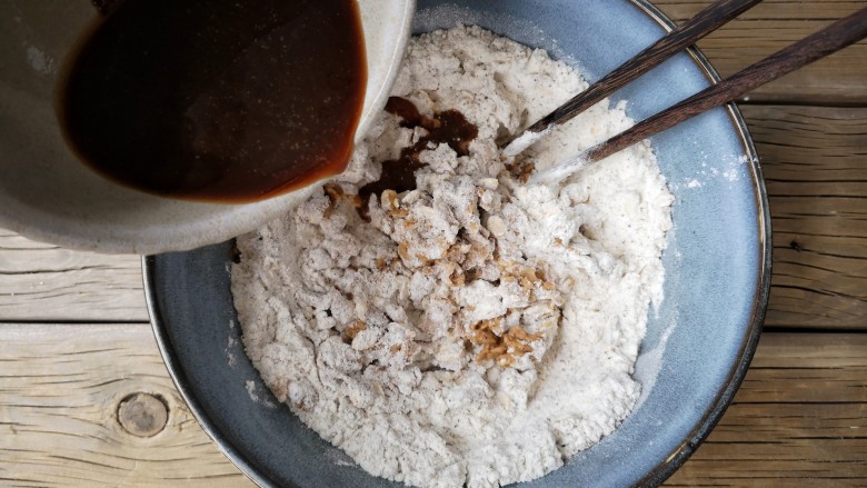 红糖核桃馒头,将红糖酵母水少量多次加入面粉中，搅拌成雪花状。