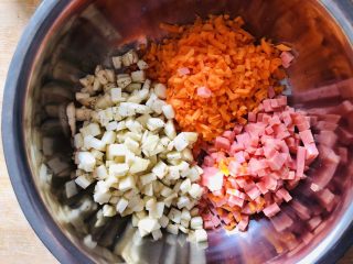 香煎茄子什锦饼,茄子果肉，胡萝卜，还有香肠，都切成小丁装入小盆中。