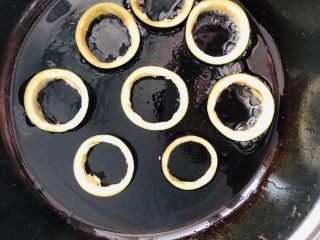 香煎茄子什锦饼,起锅烧油，油热放入茄子环。