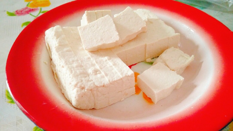 自制豆腐,吃不完，放冰箱冰着尽快吃完，要不就每次少做一点，一次做一餐的量，这样就能保证吃到新鲜的豆腐了