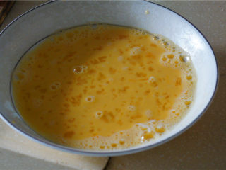 法式吐司卷（吐司的花样吃法）,鸡蛋打散，放入牛奶和糖搅拌均匀。