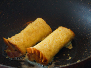 法式吐司卷（吐司的花样吃法）,把黄油放入锅里，小火融化以后，放入土司卷。