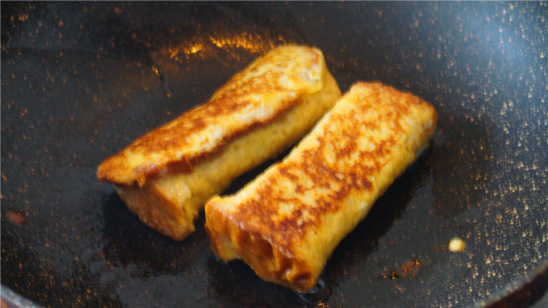 法式吐司卷（吐司的花样吃法）,煎至两面金黄。