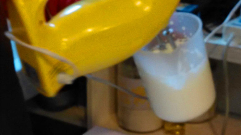木糠杯,淡奶油放入容器中，加糖5克，用电动打蛋器低速打至5-6分状态（刚有点纹路，能流动的状态）