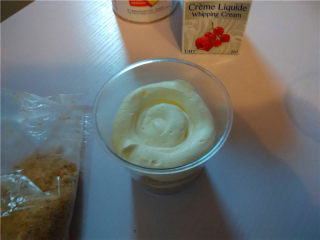 木糠杯,将淡奶油装入一个裱花袋中，裱花袋尖角出剪一个半厘米的小口。然后由内向外挤一圈奶油（可加点水果），再铺一层饼干碎，依次交替