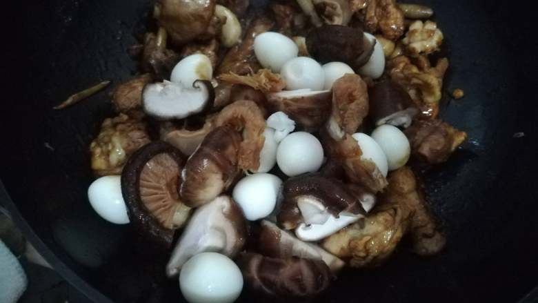 鲍鱼焖鸡,因为泡发过后的虾干香菇，以及鹌鹑蛋翻炒时容易破坏外形，所以要晚点放
