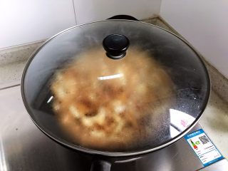 双菇鸡丝,盖上锅盖，转中小火焖煮2.3分钟