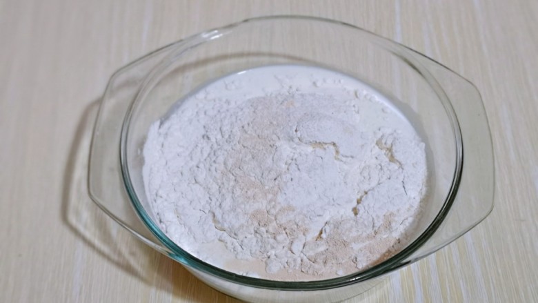 黑芝麻沙拉吐司面包,再加入称好的面粉及酵母粉，搅拌均匀且无干粉。
