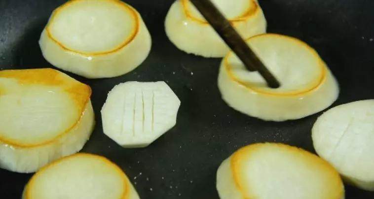 素味杏鲍菇,做法简单,美味爽口,动手试试吧!,起油锅，煎至两面金黄

