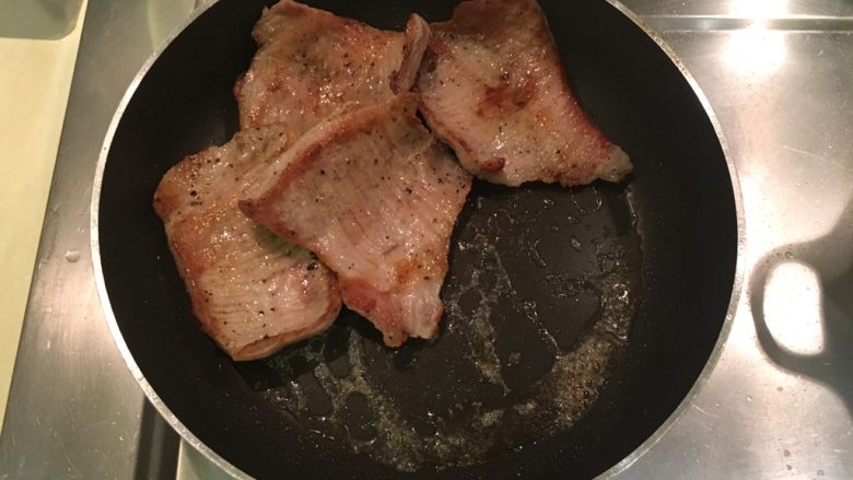 洋葱猪颈肉,翻面后继续煎到熟，把肉赶到边上，油集中