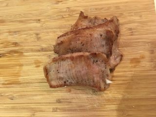 洋葱猪颈肉,直接把肉夹出静置5分钟