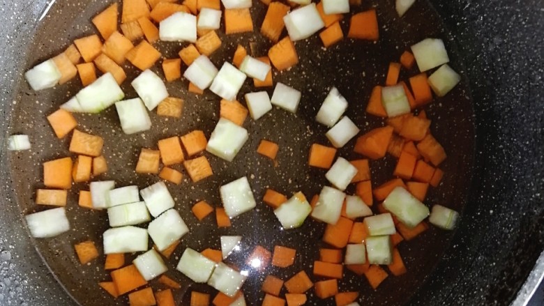 午餐肉时蔬厚蛋烧,胡萝卜和黄瓜入锅煮熟后，捞出沥干水分备用