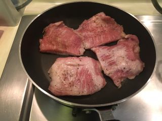 洋葱猪颈肉,平底锅直接放肉，别急着动，等微焦再翻面