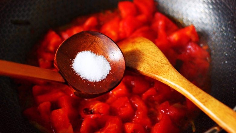 西红柿木耳鸡蛋打卤面,再根据个人口味，加入适量的盐调味。
