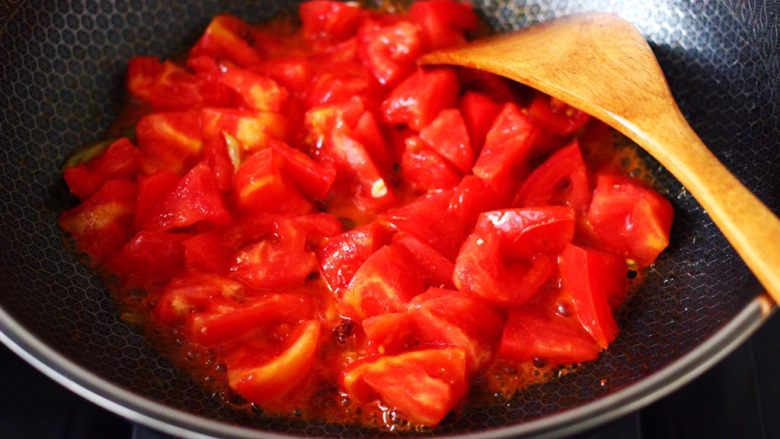 西红柿木耳鸡蛋打卤面,这个时候加入西红柿，大火继续翻炒。