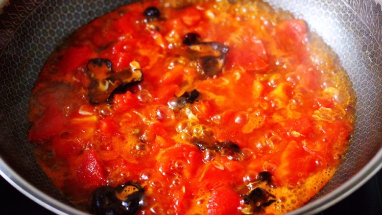 西红柿木耳鸡蛋打卤面,大火继续炖煮至汤汁浓稠的时候。