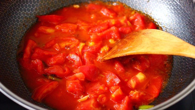西红柿木耳鸡蛋打卤面,锅中倒入适量的清水，大火煮沸。