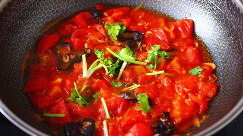 西红柿木耳鸡蛋打卤面,再撒上香菜段即可关火，盛出备用。