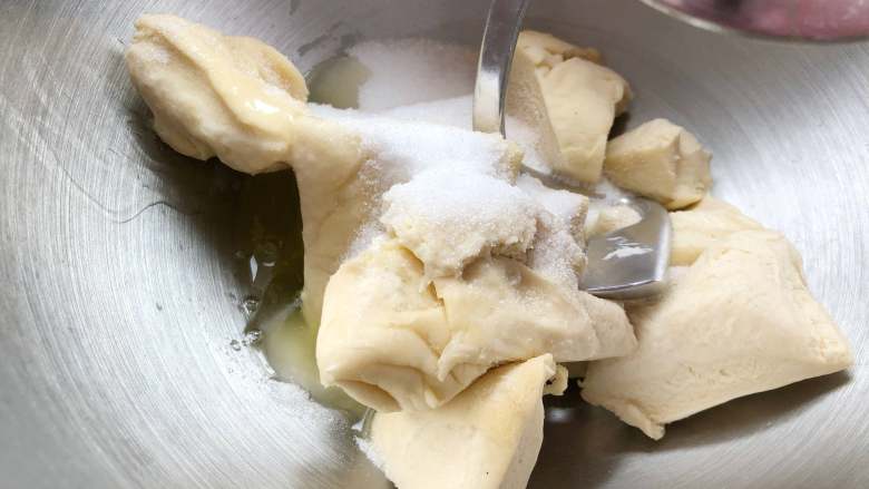 中种奶油吐司,将中种面团和主面团（除黄油以外）材料混合