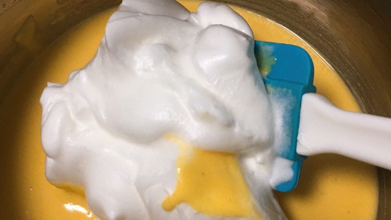 纯玉米粉+玉枕蛋糕,取三分之一的蛋白进蛋黄糊中。