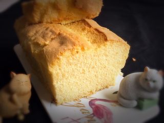 纯玉米粉+玉枕蛋糕,吃一块品尝真是美味，玉米香味不错。
