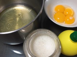 纯玉米粉+玉枕蛋糕,鸡蛋分离出蛋白和蛋黄，糖和柠檬汁准备好。
