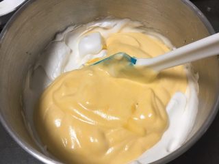 纯玉米粉+玉枕蛋糕,翻拌均匀后，再倒回蛋白中。