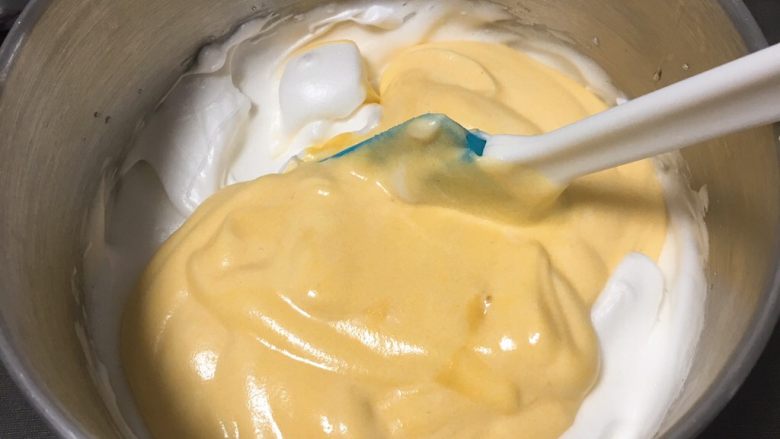 纯玉米粉+玉枕蛋糕,翻拌均匀后，再倒回蛋白中。