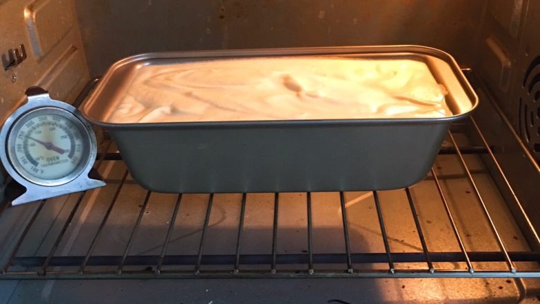 纯玉米粉+玉枕蛋糕,烤箱预热至150度，模具送入烤箱烤制40分钟。