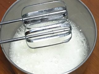 纯玉米粉+玉枕蛋糕,先打发蛋白，蛋白中加入柠檬汁，用打蛋器高速搅打30圈，加入30克细砂糖。