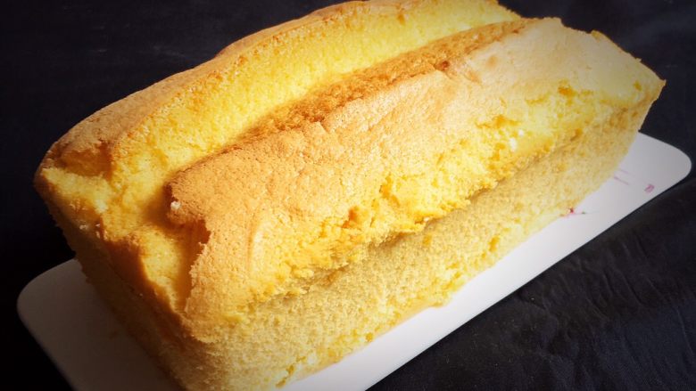 纯玉米粉+玉枕蛋糕,脱模后的蛋糕，金黄色的我喜欢。