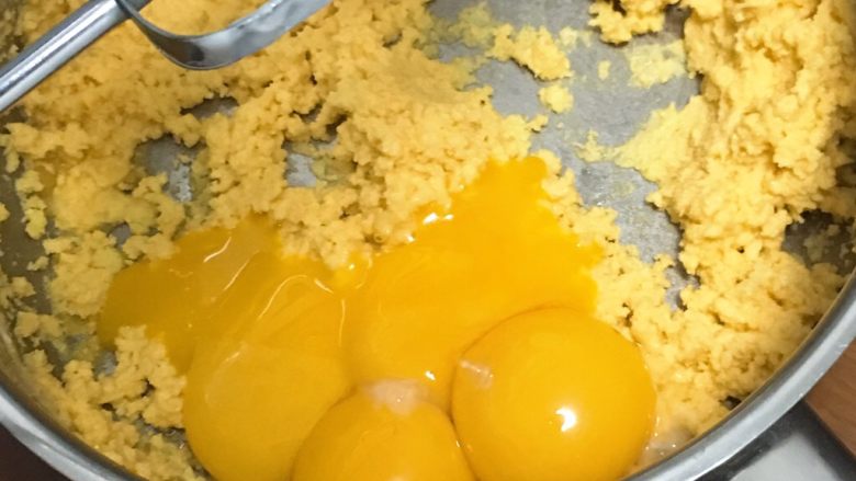 纯玉米粉+玉枕蛋糕,加入蛋黄。