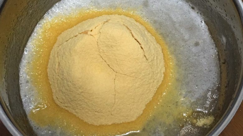 纯玉米粉+玉枕蛋糕,过筛玉米粉，用打蛋器低速搅拌至浓稠。