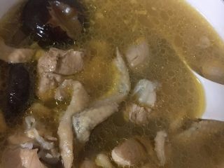 乌鸡汤,起锅加盐，美味的鸡汤做好了