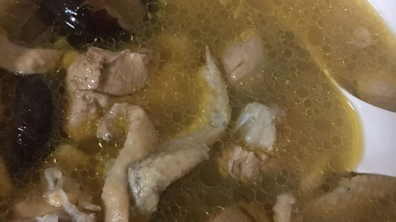 乌鸡汤,起锅加盐，美味的鸡汤做好了