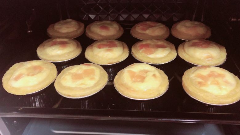 浓香蜜瓜蛋挞,将蛋挞放入烤箱中，200度烤15分钟。蛋挞就可以出炉了。
