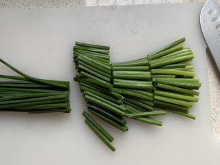 韭菜苔炒扇贝,洗净，切小段
