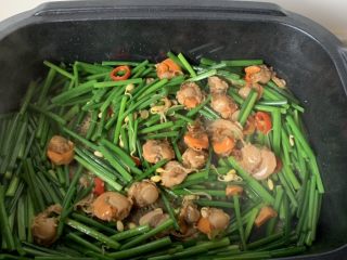 韭菜苔炒扇贝,扇贝是加工过的，很香，微辣，稍微加热一下就可以了！