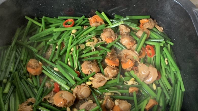 韭菜苔炒扇贝,扇贝是加工过的，很香，微辣，稍微加热一下就可以了！