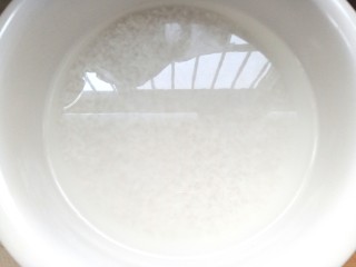 蔓越莓米糕,大米洗净用凉水泡六个小时