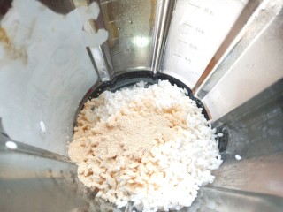 蔓越莓米糕,将米和酵母放入破壁机中