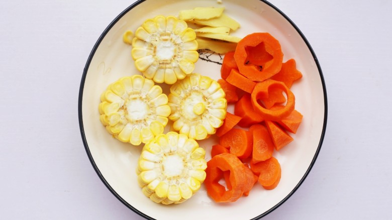 玉米海带筒骨汤,胡萝卜去皮切成喜欢的形状，玉米切断，姜去皮切片。